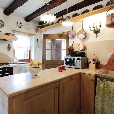 Charming Alpine Retreat For 9 Feriehus *