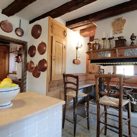 Feriehus Charming Alpine Retreat For 9 *