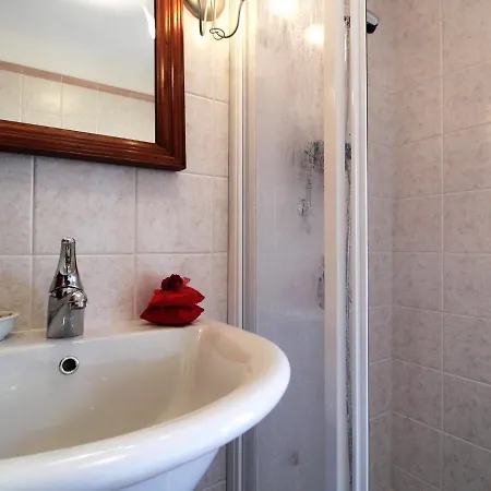 Charming Alpine Retreat For 9 *